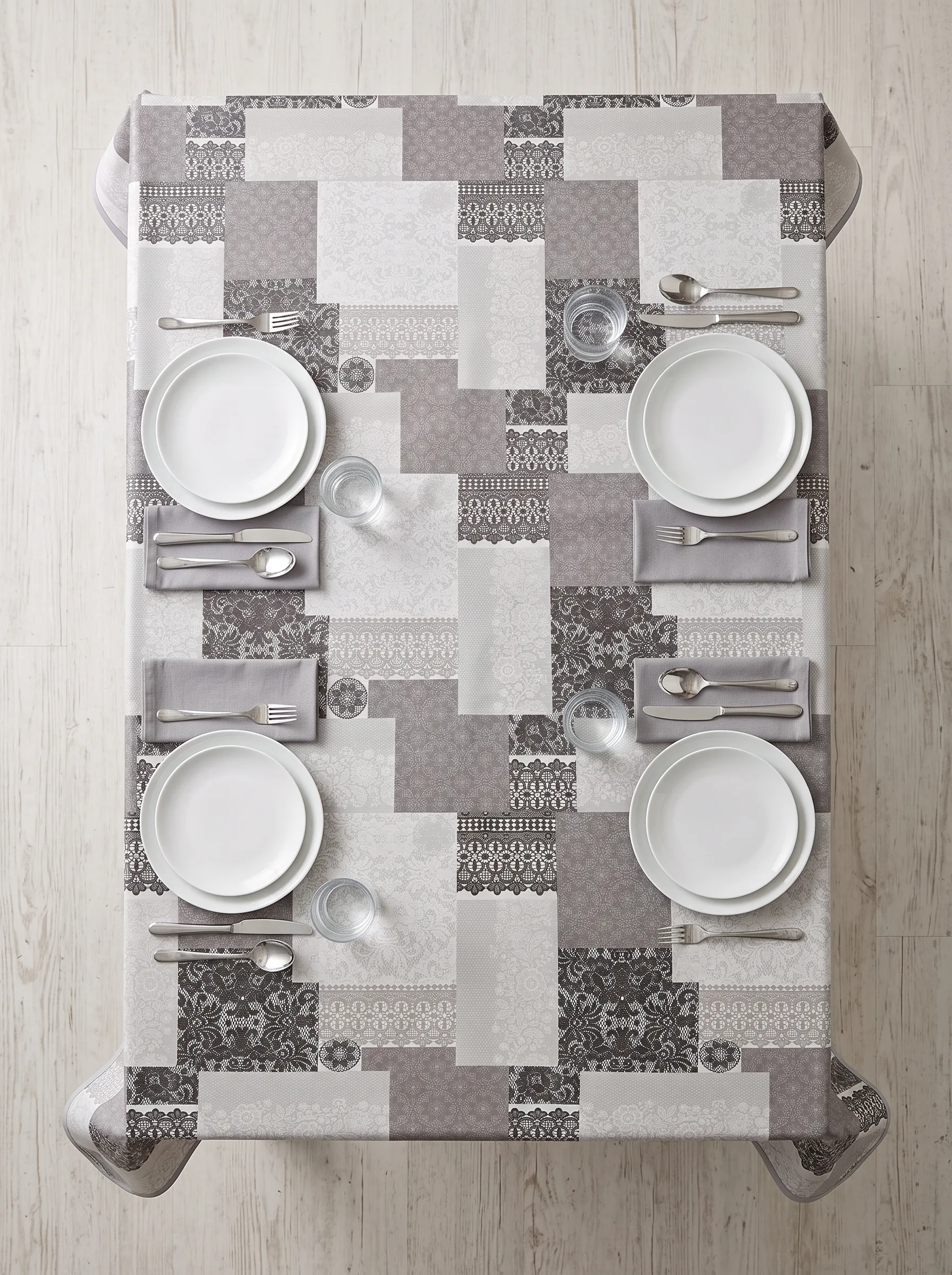 Toile cirée molletonné Dentelière gris sur grande table rectangulaire dressée – motif patchwork dentelle et broderie gris anthracite et blanc, grande tablée