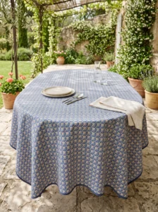 Nappe polyester sur mesure Manon bleu drapée sur table – rendu élégant et contemporain