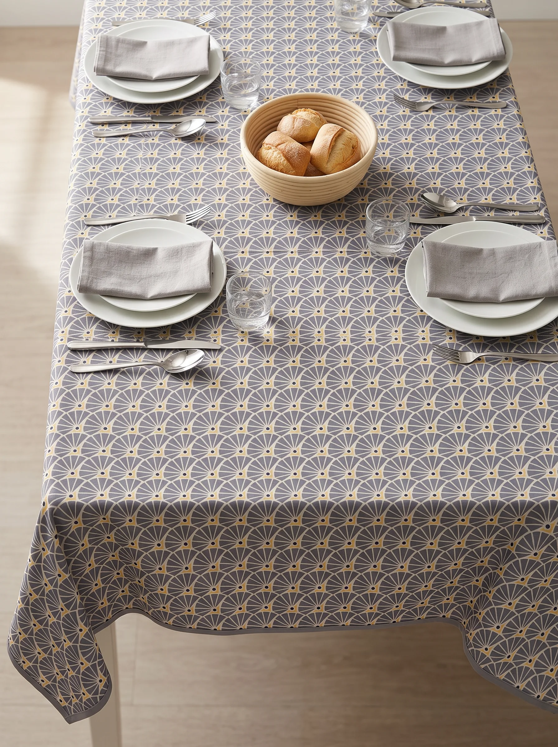 Détail du motif éventail art déco gris et doré – nappe polyester sur mesure Manon gris