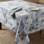 Nappe polyester sur mesure Marina bleu drapée sur table – rendu bord de mer apaisant