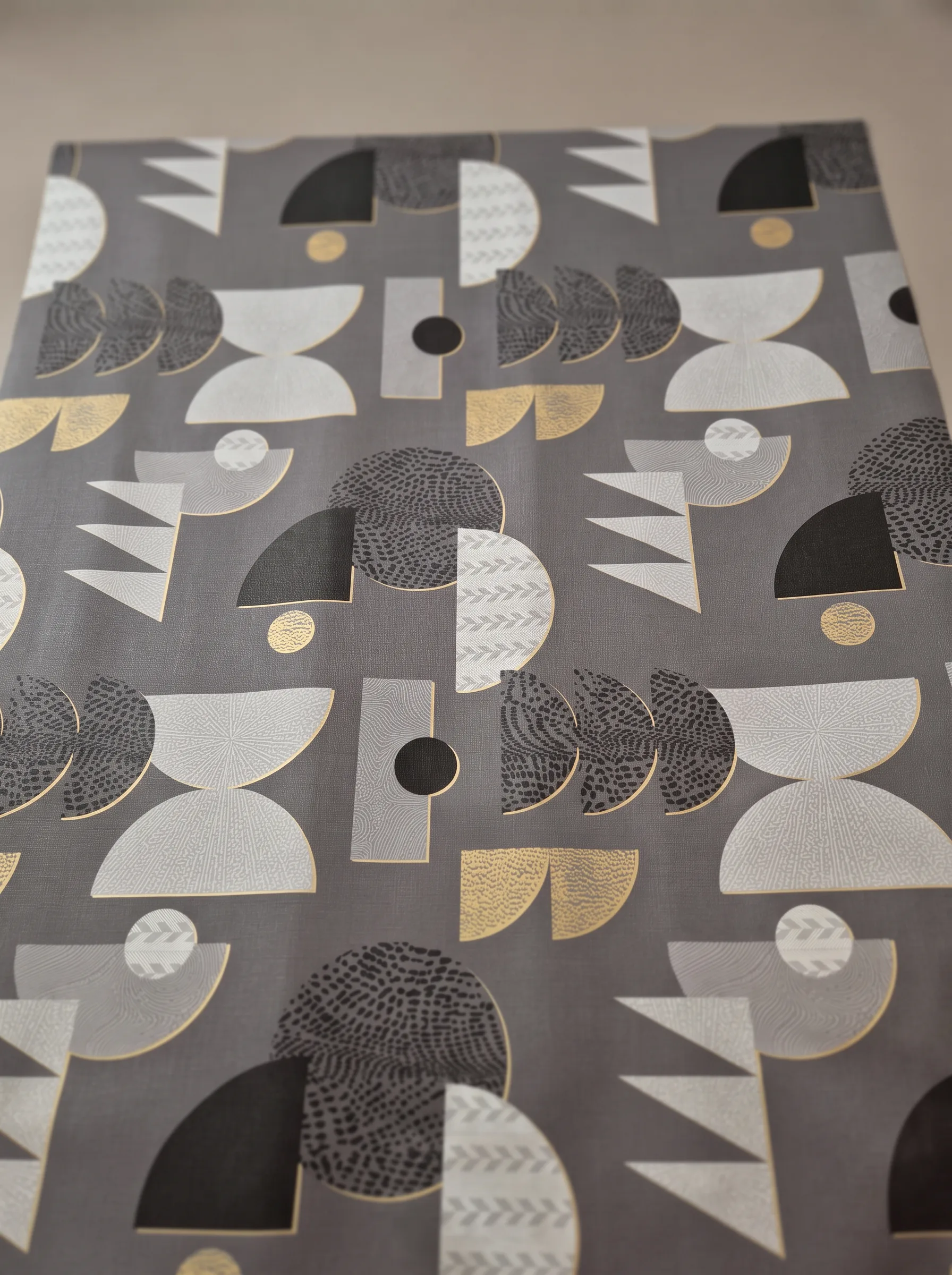 Toile cirée molletonné Ribe Or – motif géométrique graphique en gris ardoise et touches dorées, OEKO-TEX®, largeur 140 cm