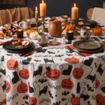 Toile cirée Halloween – motif citrouilles orange, chats noirs et chauve-souris sur fond blanc, largeur 140 cm